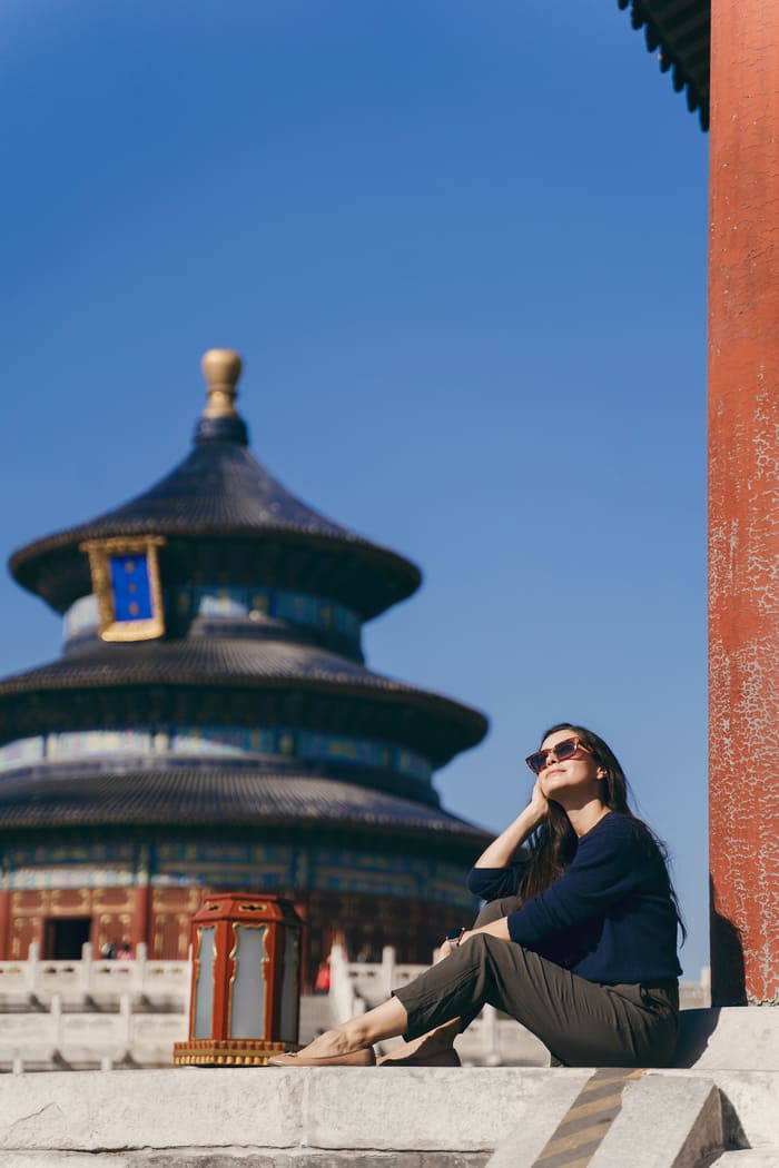Foto de mujer posando con lentes de sol en Beijin viaje turistico