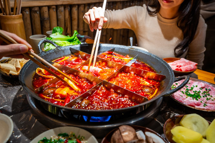 Platillo tradicional de China Mujer comiendo con palillos chinos
