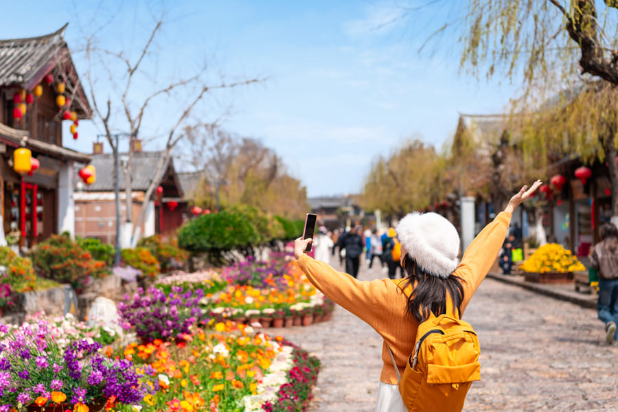 Imagen niña disfrutando de paisaje Yunnan en china